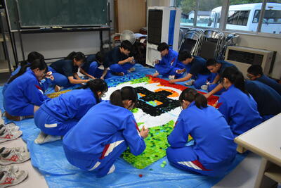 全校制作の仕上げをする３年生